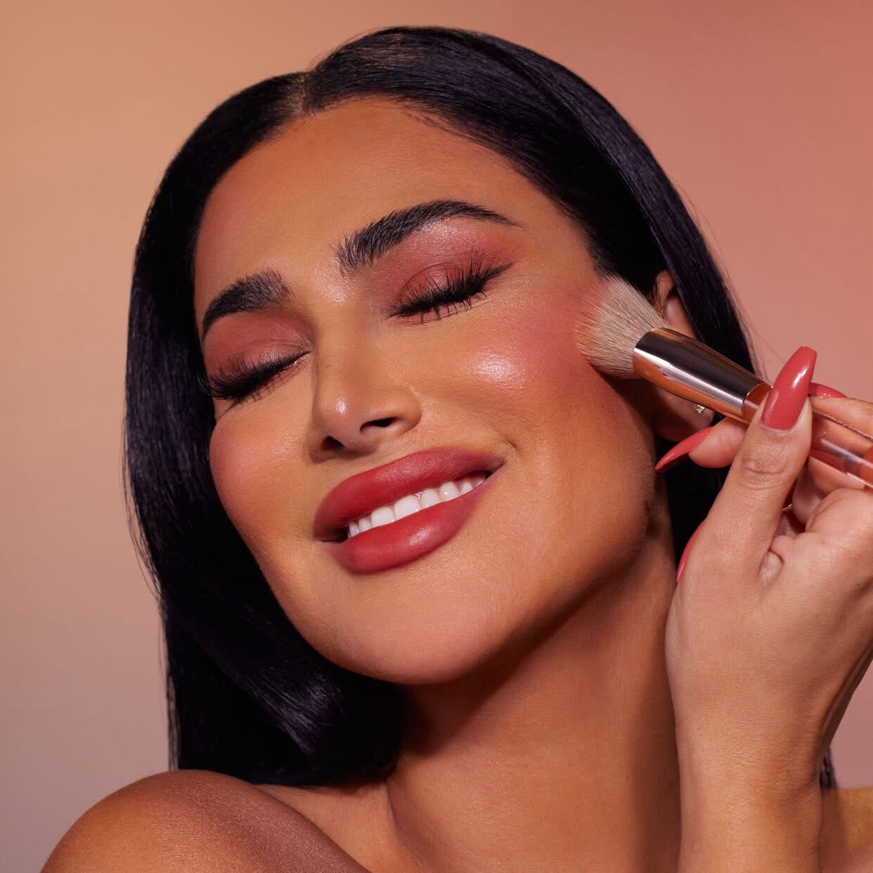 Huda beauty Blush Brush image 2